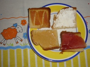 Sugestão de apresentação do pão com acompanhamentos diversos (queijo creme, manteiga de amendoim, marmelada ou presunto) by Miminhos da Marta