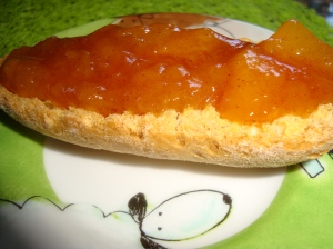 Tosta de trigo com compota de pêssego e manga com canela by Miminhos da Marta